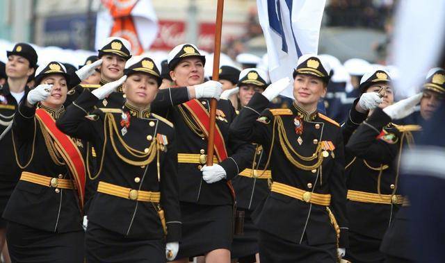 中国阅兵女兵vs外国阅兵