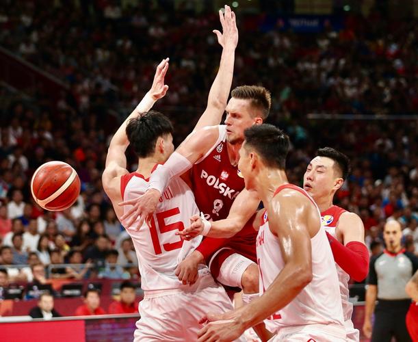 篮球中国vs外国单挑比赛