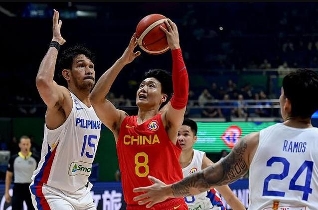 中国男篮vs菲律宾比赛周琦的相关图片